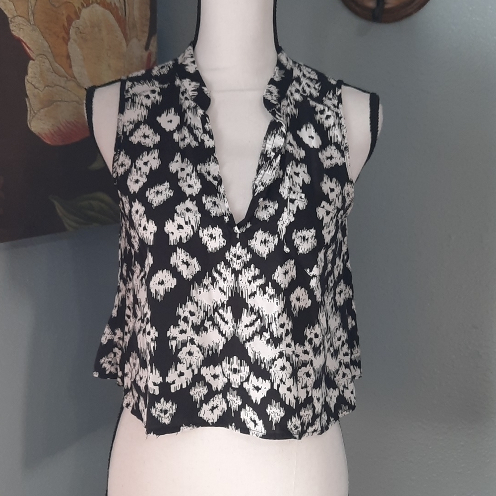 LOVE Black & White Vneck  Crop Top - Picture 4 of 4